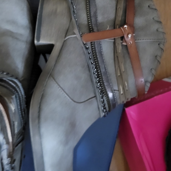 3 pairs of really nice boots and customized pink and red Nike Air max 90s. - Picture 10 of 11